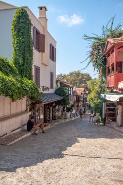 Kas, Türkiye - Eylül 2019: Kas Town 'da eski sokak manzarası. Kas Kasabası Türkiye 'de daha popüler bir turizm merkezi 