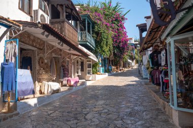 Kas, Türkiye - Eylül 2019: Kas Town 'da eski sokak manzarası. Kas Kasabası Türkiye 'de daha popüler bir turizm merkezi 