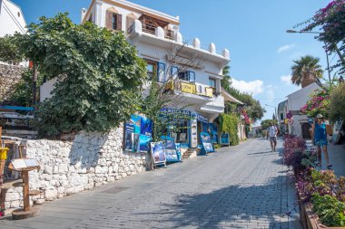 Kas, Antalya, Türkiye - Eylül 2019: Kas İlçesi 'nde renkli sokak manzarası.