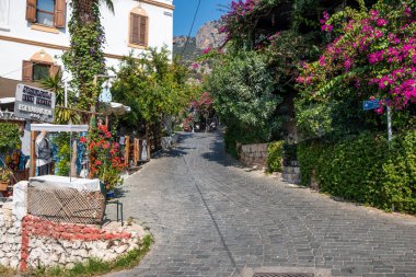 Kas, Antalya, Türkiye - Eylül 2019: Kas İlçesi 'nde renkli sokak manzarası.