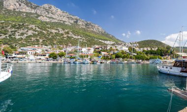 Kas, Türkiye - Eylül 2019: Türkiye 'nin Kas Kentinde Panoramik Kas Limanı manzarası