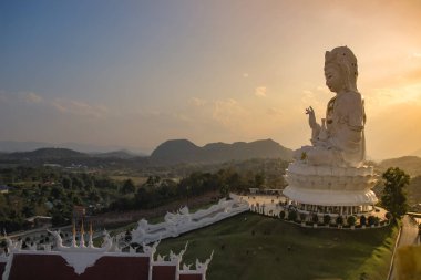 Chiang Rai 'de günbatımı. Wat Huay Pla Kung Tapınağı