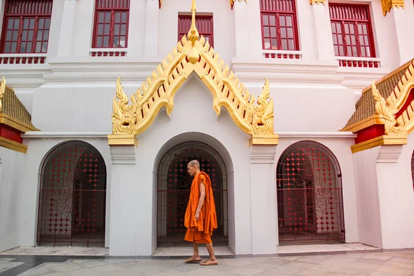 Bangkok Tailândia Janeiro 2019 Monge Andando Gato Dormindo Wat Ratchanatdaram — Fotografia de Stock
