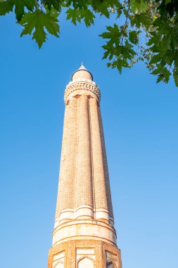 Antalya 'nın Kaleici ilçesinde yer alan Ulu Camii de Alaaddin Camii veya Yivli Minare Camii olarak adlandırılıyor.