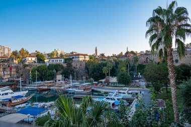 Antalya, Türkiye. Eylül 2019: Antalya 'daki eski limandaki gemiler (Kaleici), Türkiye. Eski Antalya ilçesi Türkiye 'de popüler bir turizm beldesi.