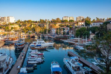 Antalya, Türkiye. Eylül 2019: Antalya 'daki eski limandaki gemiler (Kaleici), Türkiye. Eski Antalya ilçesi Türkiye 'de popüler bir turizm beldesi.
