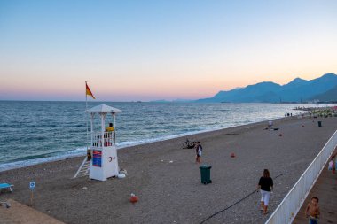 Eylül 2019, Antalya, Türkiye 'deki Konyaaalti plajı, mavi Akdeniz, gün batımı saati. Konyaalti sahilinde seyahat ve tatil 
