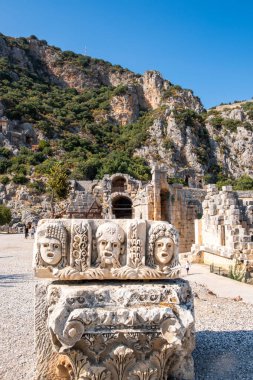 Antik Myra şehri. Türkiye, antik şehir kaya mezarları ve yardım maskeleriyle ünlüdür..