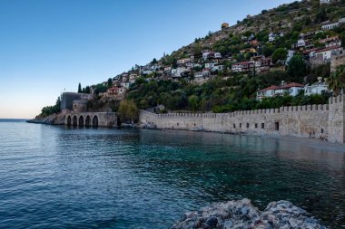 Alanya, Antalya, Türkiye, Eylül 2019: Alanya 'daki Kizil Kule kulesi yakınlarındaki antik tersane manzarası.