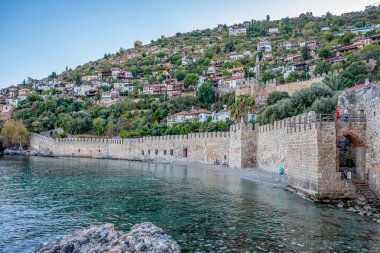 Alanya, Antalya, Türkiye, Eylül 2019: Alanya 'daki Kizil Kule kulesi yakınlarındaki antik tersane manzarası.