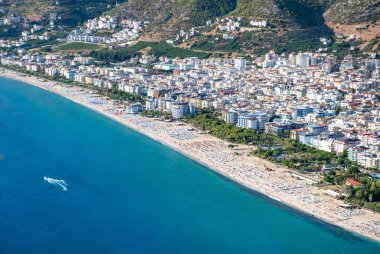 Alanya, Türkiye. Akdeniz 'deki Alanya Şatosu' ndan ve güneşli bir günde Kleopatra plajından güzel bir manzara. Tatil kartpostal arkaplanı