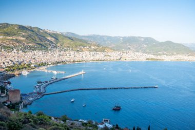 Marina ve Kızıl Kule kule Alanya Yarımadası'nda, Antalya bölgesinde, Türkiye, Asya ile manzara. Ünlü turizm yüksek dağlarla. Antik eski kale parçası. Yaz parlak gün