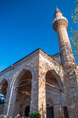 Alanya, Antalya, Türkiye, Eylül 2019: Türkiye 'nin Alanya kentindeki Kale Tepesi' nin yanındaki Süleyman Cami (Kale Camisi) cephesindeki uzun tuğla atari salonu.