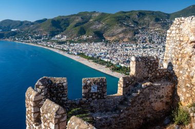 Alanya, Türkiye. Akdeniz 'deki Alanya Şatosu' ndan ve güneşli bir günde Kleopatra plajından güzel bir manzara. Tatil kartpostal arkaplanı