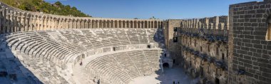 Aspendos, Antalya, Türkiye, Eylül 2019: Türkiye 'nin Antalya kentindeki Aspendos Antik Tiyatrosu' nun Panorama fotoğrafı