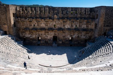 Aspendos, Antalya, Türkiye, Eylül 2019: Türkiye 'nin Antalya kentindeki Aspendos Antik Tiyatrosu' nun Panorama fotoğrafı