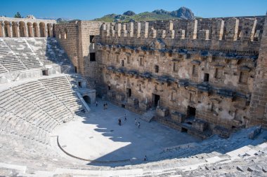 Aspendos, Antalya, Türkiye, Eylül 2019: Türkiye 'nin Antalya kentindeki Aspendos Antik Tiyatrosu' nun Panorama fotoğrafı