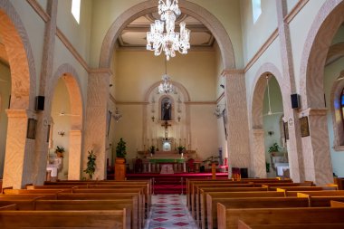 Mersin, Türkiye, Eylül 2019: Saint Antuan Kilisesi 'nin iç görünümü