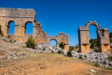 Eski kentin kalıntıları Olba (Uzunaburc) - Mersin, Türkiye. Uzunaburc, Helenistik dönemde Olba Krallığının ibadet yeri