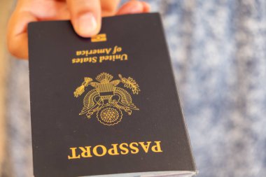 Amerikan pasaportu tutuyor. 