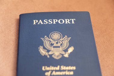 Amerika Birleşik Devletleri pasaportu. Amerikan pasaportunun simgesel koyu mavi kapağı.