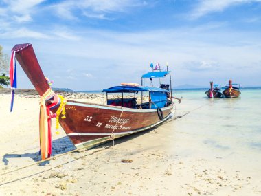 Ko phi phi, Krabi / Tayland - Ocak 2017: Tayland 'da Andaman Denizi kıyısında demirli uzun kuyruklu tekneler.