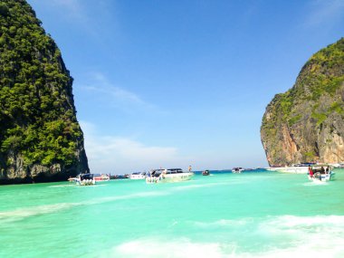 Maya Körfezi, Krabi, Tayland, Ocak 2017: Güneşlenen ziyaretçi kalabalığı, Güney Tayland 'ın ikonik sahillerinden biri olan Maya Körfezi' ne yapılan günlük tekne yolculuğunun tadını çıkarıyor..
