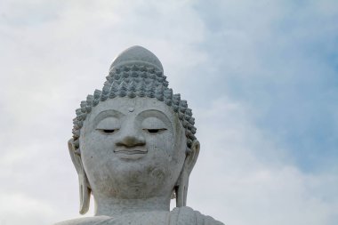 Tayland 'daki Phuket adasında kar beyazı bir Büyük Buda' nın mermer heykeli. Tayland Kralı onuruna çırılçıplak duran mermer tuğlalardan yapılmış dev bir Buda figürü..