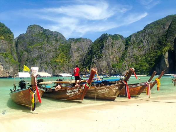 Maya Bay Krabi Tajlandia Styczeń 2017 Długie Łodzie Ogonowe Plaży — Zdjęcie stockowe