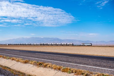 Ham petrol taşıyan tanker vagonları..