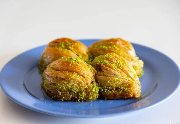 Türkisches Midye Baklava Muschelförmige Baklava Mit Grünem Pistazienpulver Und Buttercreme — Stockfoto