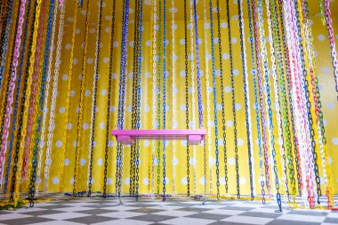 Bir çocuk oyun alanında renkli bir salıncağa yakın durun..