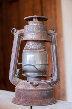 Eski evin içinde nostaljik gaz lambası. Masada eski bir gaz lambası var. 