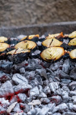 Barbeküde ızgara soğan. Vejetaryen bbq