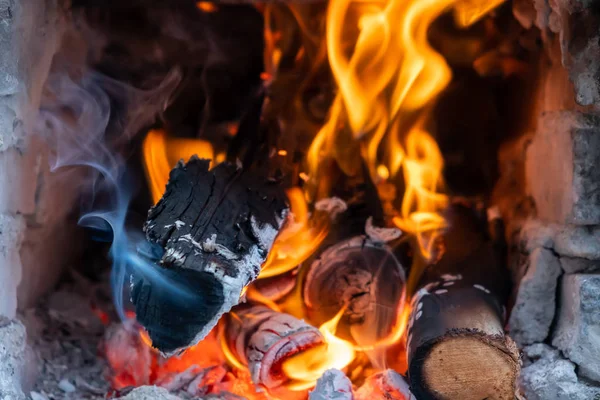 Oheň Hoří Krbu Dřevo Topení Oheň Uhlíky Kamnech — Stock fotografie