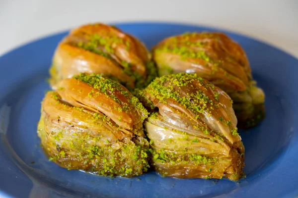 Midye Baklava Turc Baklava Forme Moule Avec Poudre Pistache Verte — Photo