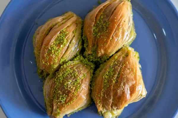 Midye Baklava Turc Baklava Forme Moule Avec Poudre Pistache Verte — Photo