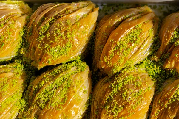 Türkisches Midye Baklava Muschelförmiges Baklava Mit Grünem Pistazienpulver Und Buttercreme — Stockfoto