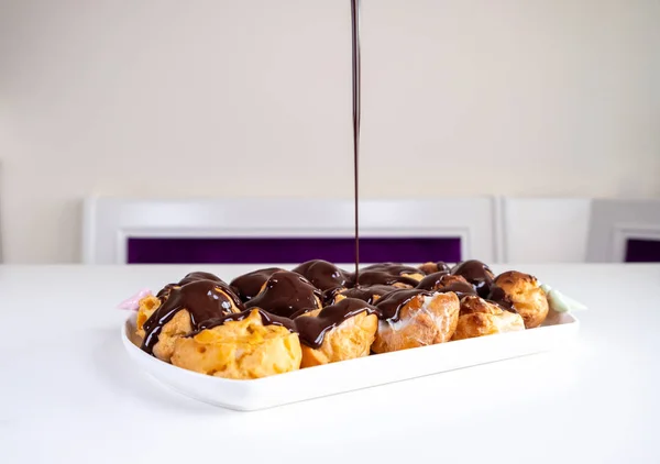 Hemlagad Profiterole Fransk Och Italiensk Dessert Grädde Puff Med Chokladsås — Stockfoto