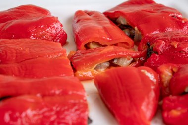 Patlıcan ve sebzeli ızgara kırmızı biber yemeye hazırım.