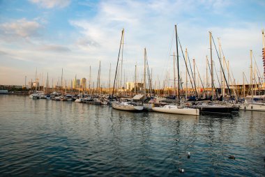 Port Vell, Barcelona, İspanya - Eylül 2013: Barcelona 'daki Port Vell limanı. Marinada yatlar ve tekneler var..
