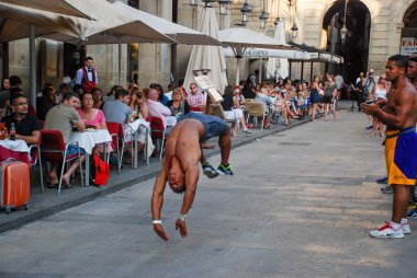 İspanya, Barceloa, Eylül 2013: Kafelerin önünde dans gösterisi