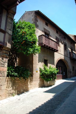 Span, Barcelona - Eylül 2013: Barcelona, Katalonya 'daki Montjuic Hill' de bir açık hava mimari müzesi olan İspanyol köyünün manzaralı mimarisi.