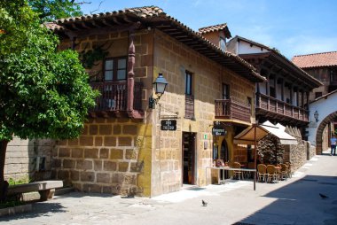 Span, Barcelona - Eylül 2013: Barcelona, Katalonya 'daki Montjuic Hill' de bir açık hava mimari müzesi olan İspanyol köyünün manzaralı mimarisi.