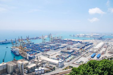 Barcelona, İspanya - Eylül 2013: Avrupa 'nın Akdeniz' deki en büyük limanlarından biri olan Barcelona sanayi limanının üst görünümü. (Montjuic Kalesi bakış açısı).