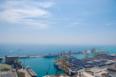 Barcelona, İspanya - Eylül 2013: Avrupa 'nın Akdeniz' deki en büyük limanlarından biri olan Barcelona sanayi limanının üst görünümü. (Montjuic Kalesi bakış açısı).