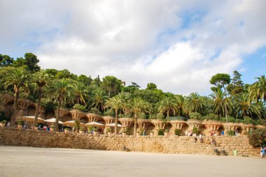 Barcelona, İspanya - Eylül 2013: Parck Guell İspanya 'nın Barselona kentinde yer almaktadır. Sanatçı Antoni Gaudi tarafından tasarlanmış bir park..