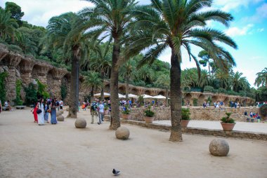 Barcelona, İspanya - Eylül 2013: Parck Guell İspanya 'nın Barselona kentinde yer almaktadır. Sanatçı Antoni Gaudi tarafından tasarlanmış bir park..