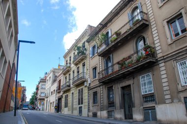 Barselona / İspanya - Eylül 2013: Barcelona caddesinde güzel mimarisi olan binalar. Pencereler, kapılar, metal işçiliği, lambalar, balkonlar hepsi eski moda.