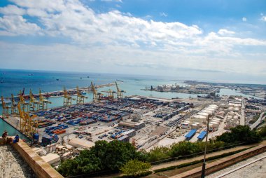 Barcelona, İspanya - Eylül 2013: Avrupa 'nın Akdeniz' deki en büyük limanlarından biri olan Barcelona sanayi limanının üst görünümü. (Montjuic Kalesi bakış açısı).